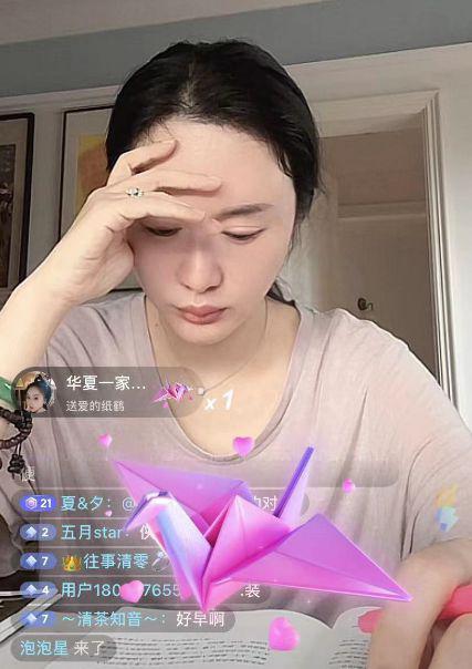 张纪中娇妻凌晨6点直播看书 戴钻戒翡翠被批作秀