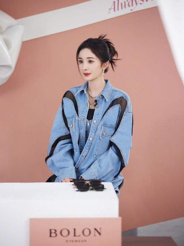 杨幂牛仔套装写真曝光 手拿小雏菊清新淡雅胶片风