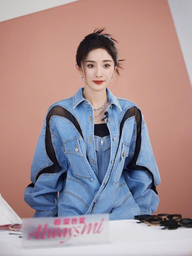 杨幂牛仔套装写真曝光 手拿小雏菊清新淡雅胶片风