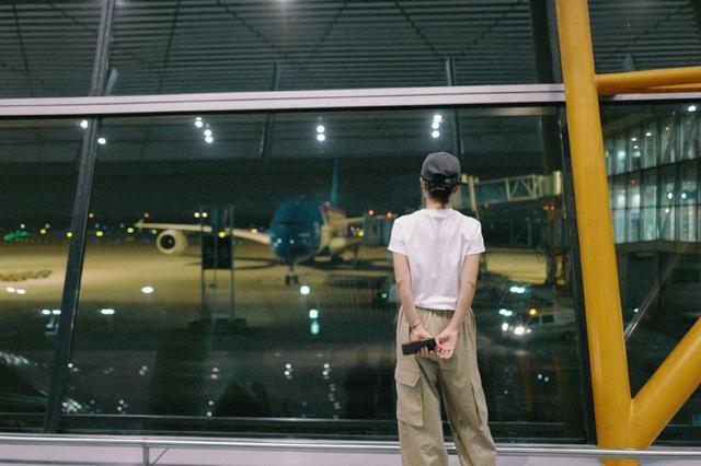 李冰冰出发纽约时装周 简约穿搭好有松弛感