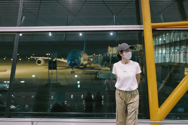 李冰冰出发纽约时装周 简约穿搭好有松弛感