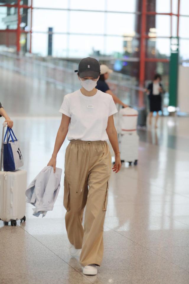 李冰冰出发纽约时装周 简约穿搭好有松弛感