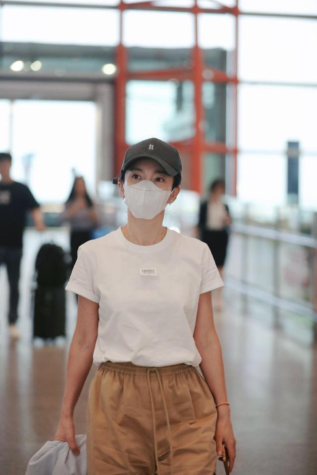 李冰冰出发纽约时装周 简约穿搭好有松弛感