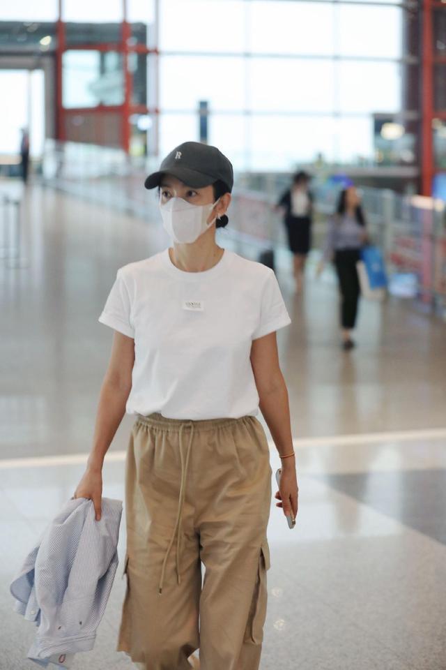 李冰冰出发纽约时装周 简约穿搭好有松弛感