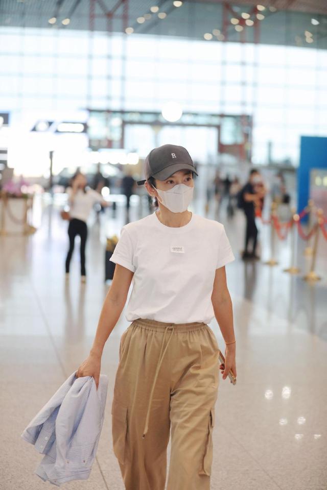 李冰冰出发纽约时装周 简约穿搭好有松弛感