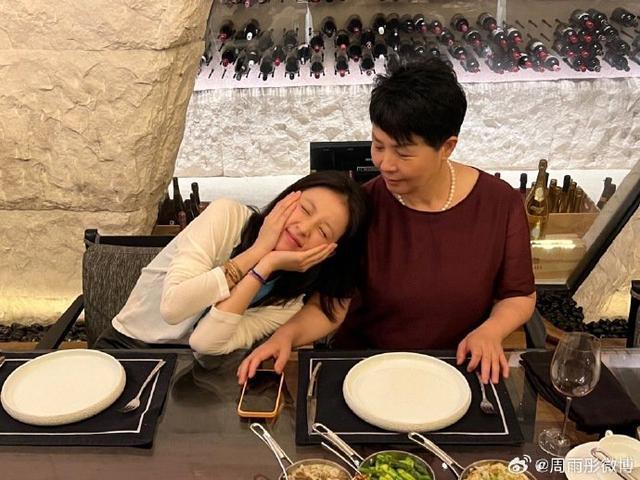 周雨彤为妈妈庆生 晒照幸福感叹“我们越来越像好朋友了”