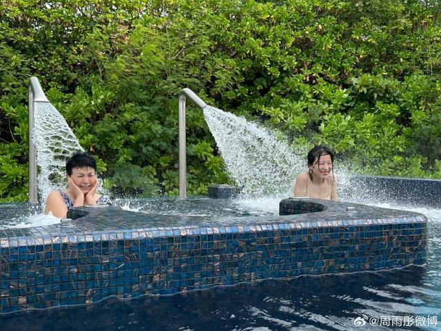 周雨彤为妈妈庆生 晒照幸福感叹“我们越来越像好朋友了”