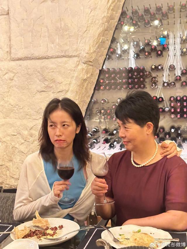 周雨彤为妈妈庆生 晒照幸福感叹“我们越来越像好朋友了”