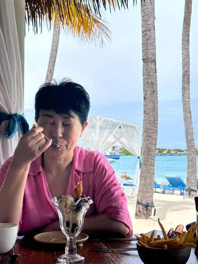 周雨彤为妈妈庆生 晒照幸福感叹“我们越来越像好朋友了”