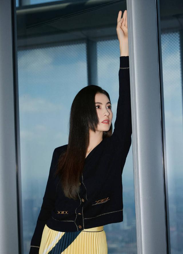 张柏芝黑色经典摩登写真 一头黑直长发成熟有韵味