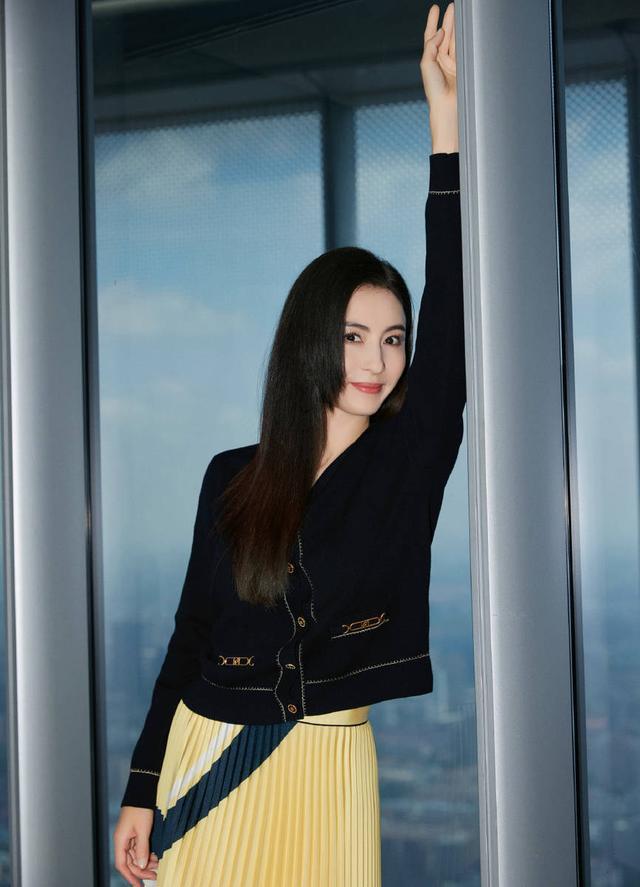 张柏芝黑色经典摩登写真 一头黑直长发成熟有韵味