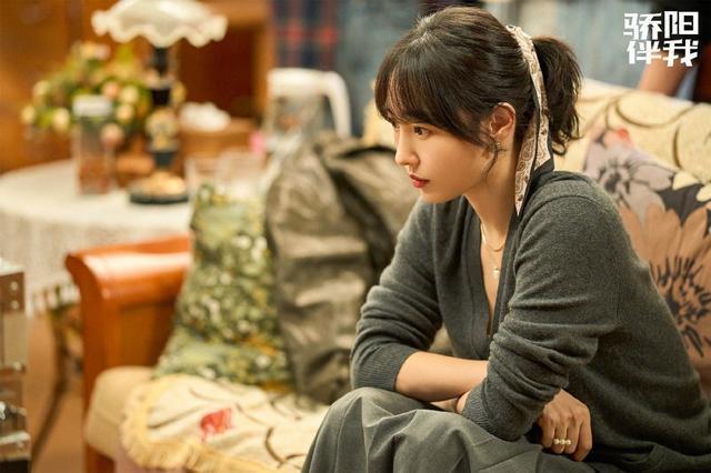 肖战白百何《骄阳伴我》海边大片 穿白衬衫背后抱好甜