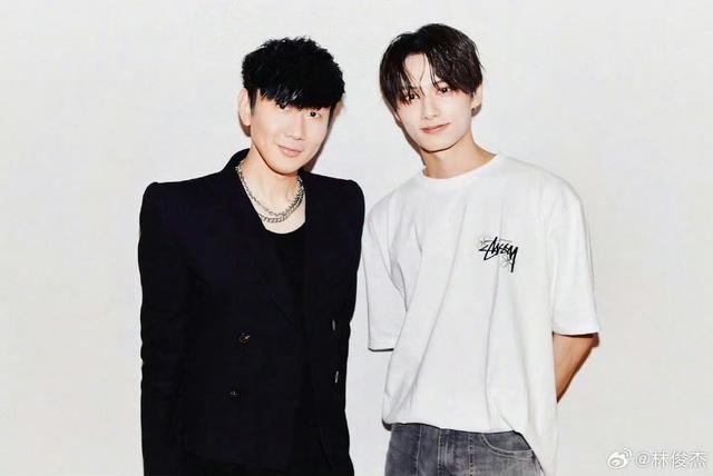 文俊辉直播间与粉丝互动 透露林俊杰去hybe总部的原因