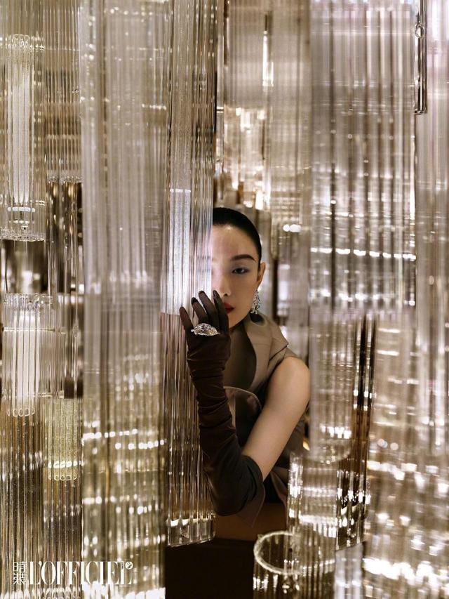 倪妮梦神降临大片释出 AI场景中展现时尚魅力