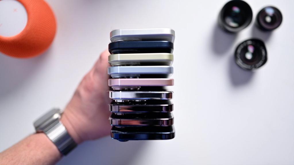 苹果四款 iPhone 15 机模上手：标准版色调更淡、Pro 版主打蓝色