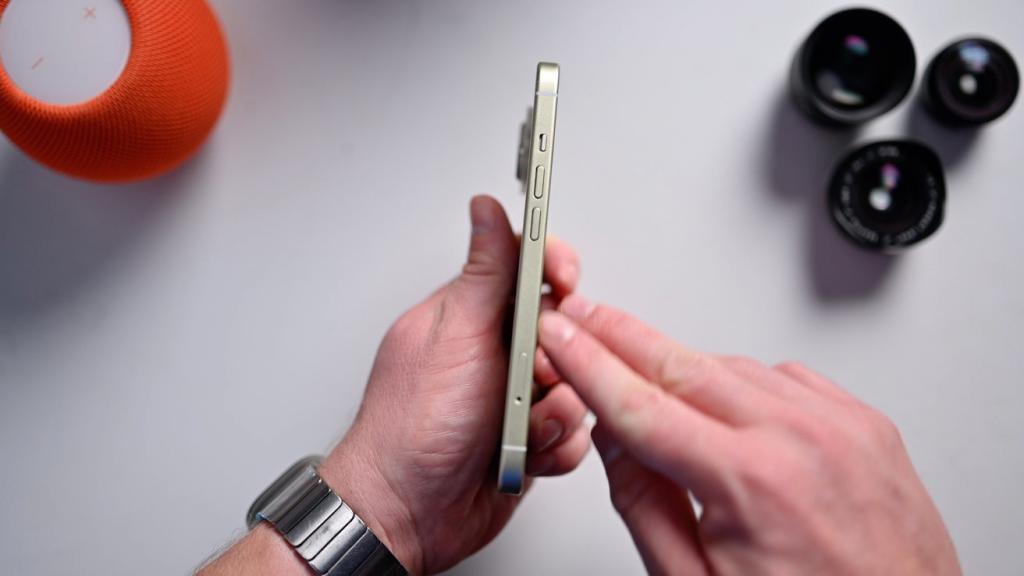 苹果四款 iPhone 15 机模上手：标准版色调更淡、Pro 版主打蓝色