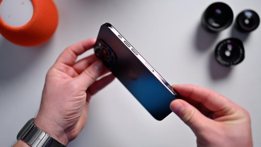 苹果四款 iPhone 15 机模上手：标准版色调更淡、Pro 版主打蓝色