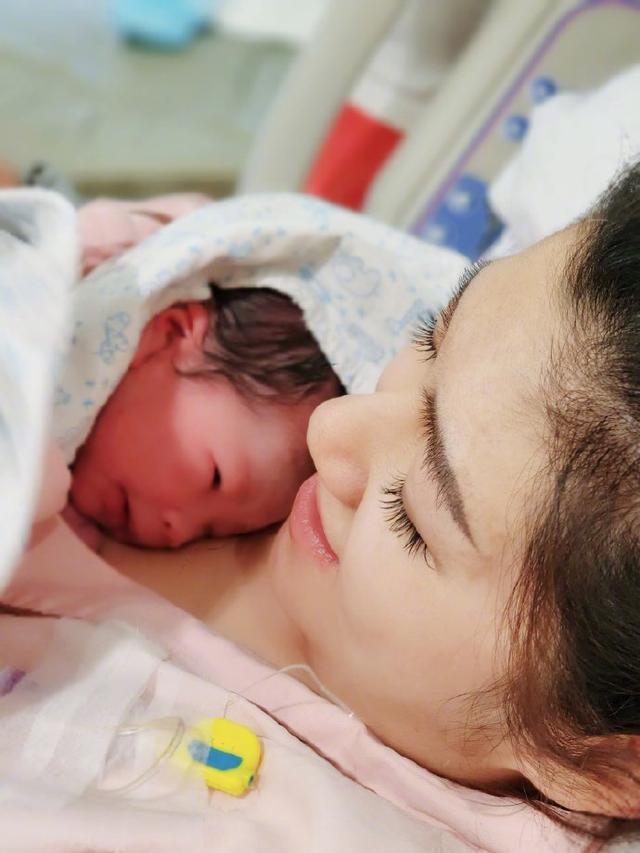 小腰果来了！Selina微博官宣得子 晒怀抱孩子照片好温馨