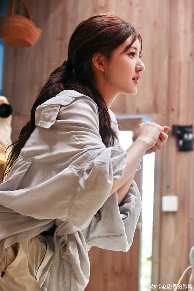 赵露思晒照告别综艺《童话》手拿气球花笑容温柔甜美