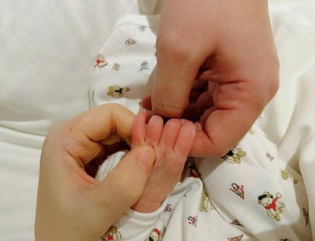 Selina生了！小腰果乖巧躺妈怀里，刚开始肺积水挺过难关