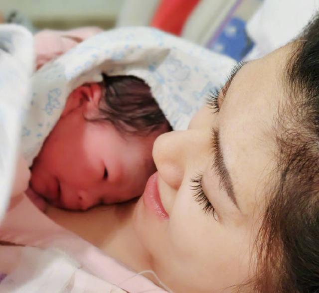 Selina生了！小腰果乖巧躺妈怀里，刚开始肺积水挺过难关