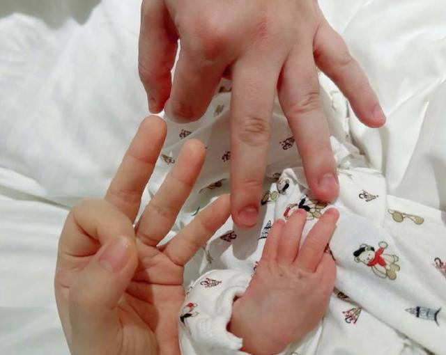 Selina生了！小腰果乖巧躺妈怀里，刚开始肺积水挺过难关