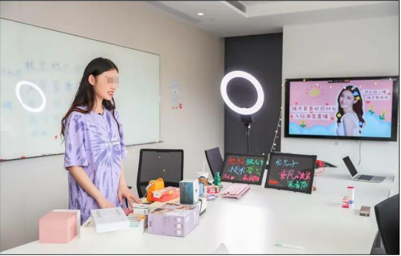 日赚8千8却逃税？95后女星被资本强捧，割韭菜难逃“商业魔咒”