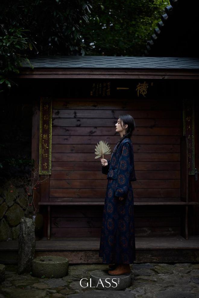 赵丽颖再登杂志封面，轻敲木鱼秀美腿，眼神凌厉气场强大