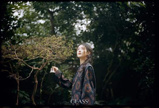 赵丽颖再登杂志封面，轻敲木鱼秀美腿，眼神凌厉气场强大