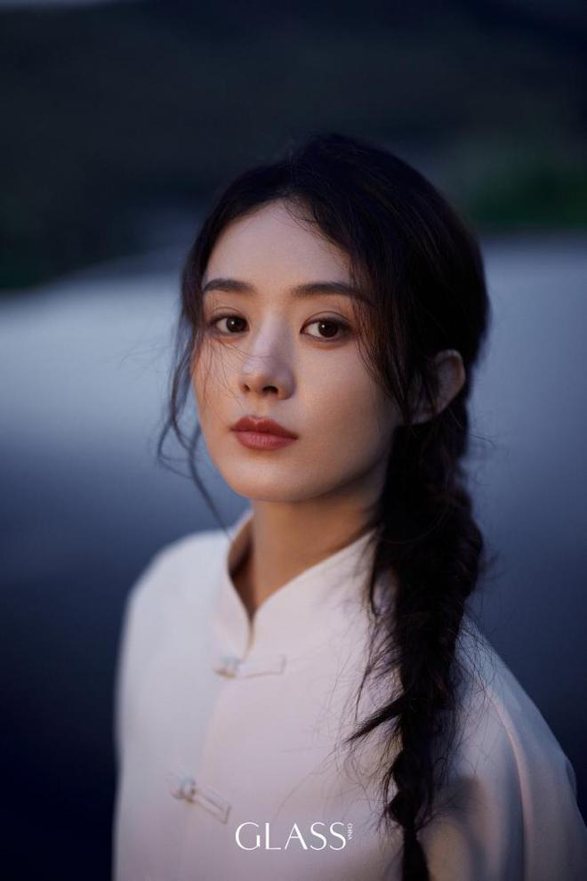 赵丽颖再登杂志封面，轻敲木鱼秀美腿，眼神凌厉气场强大