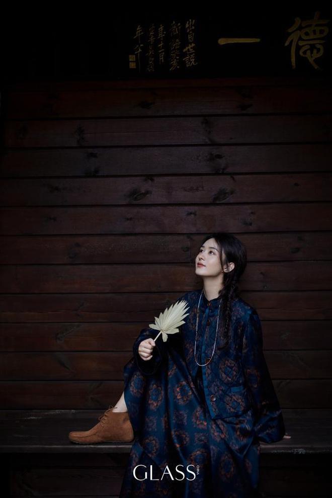 赵丽颖再登杂志封面，轻敲木鱼秀美腿，眼神凌厉气场强大