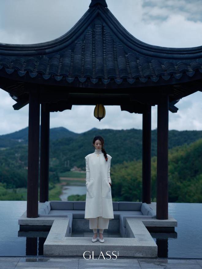 赵丽颖再登杂志封面，轻敲木鱼秀美腿，眼神凌厉气场强大