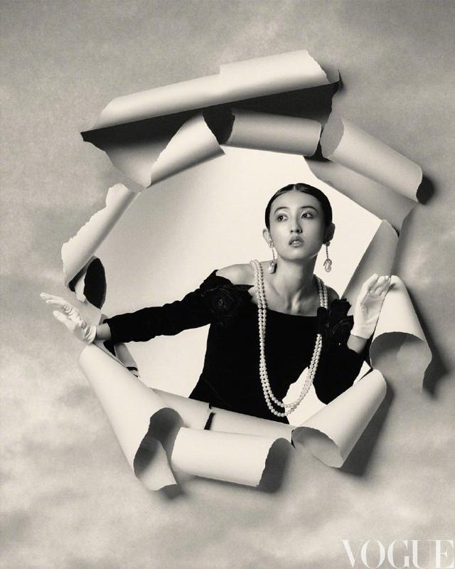 张子枫登《VOGUE》杂志银十封面 身着红色高定礼服复古梦幻