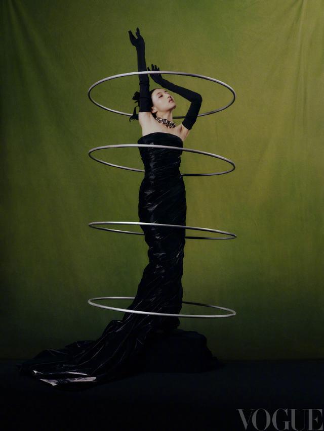 张子枫登《VOGUE》杂志银十封面 身着红色高定礼服复古梦幻