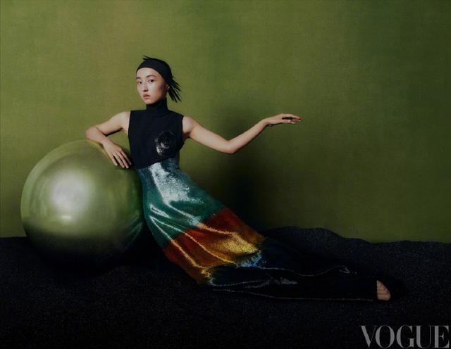 张子枫登《VOGUE》杂志银十封面 身着红色高定礼服复古梦幻