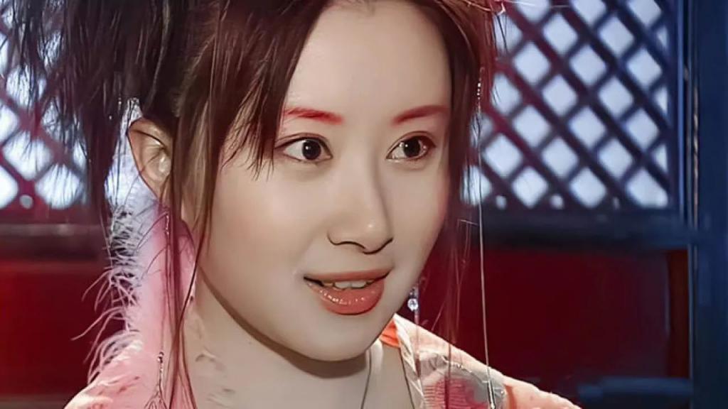 童年女神嫁富豪，脸肿成发面馒头