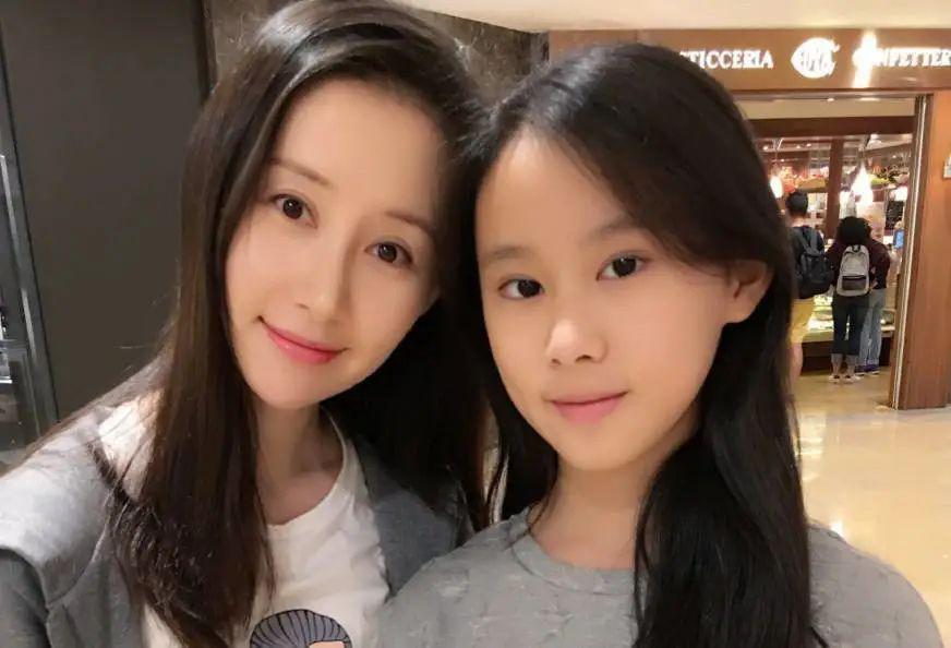 童年女神嫁富豪，脸肿成发面馒头