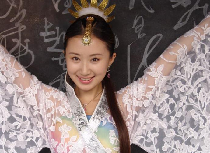 童年女神嫁富豪，脸肿成发面馒头