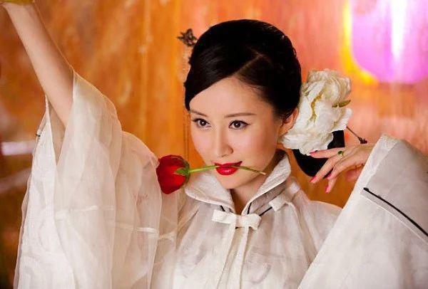 童年女神嫁富豪，脸肿成发面馒头