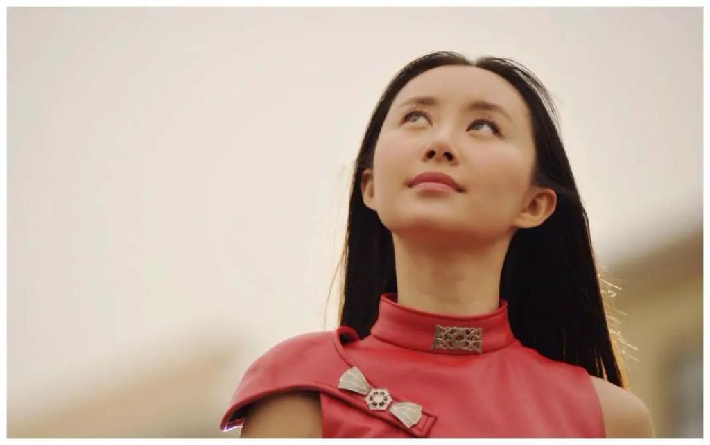 童年女神嫁富豪，脸肿成发面馒头