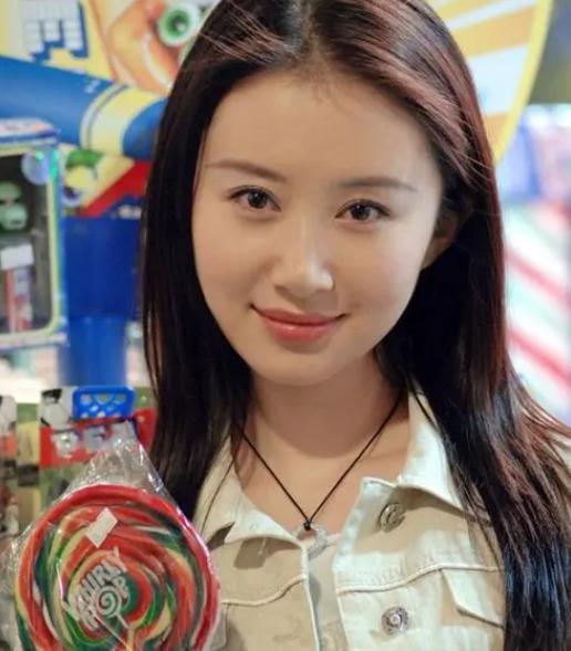童年女神嫁富豪，脸肿成发面馒头
