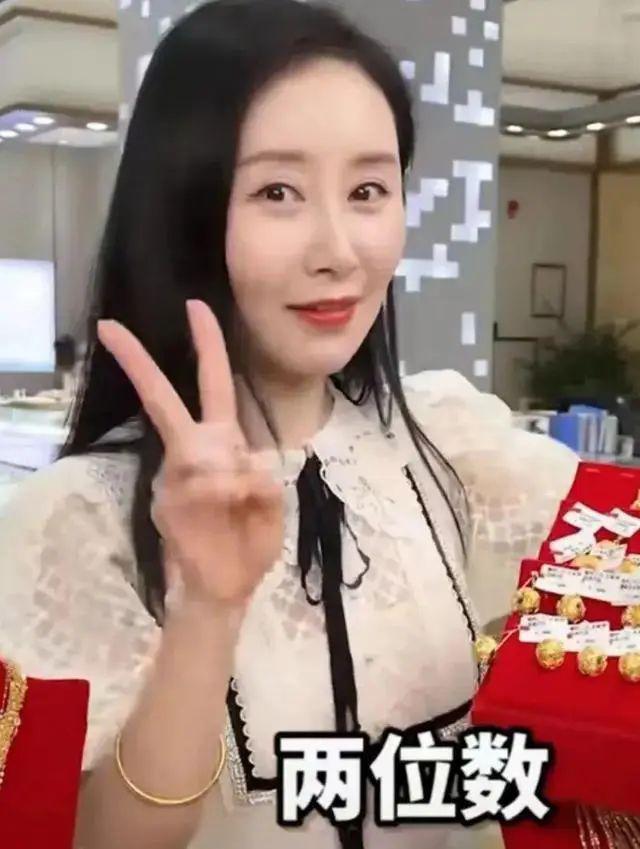 童年女神嫁富豪，脸肿成发面馒头