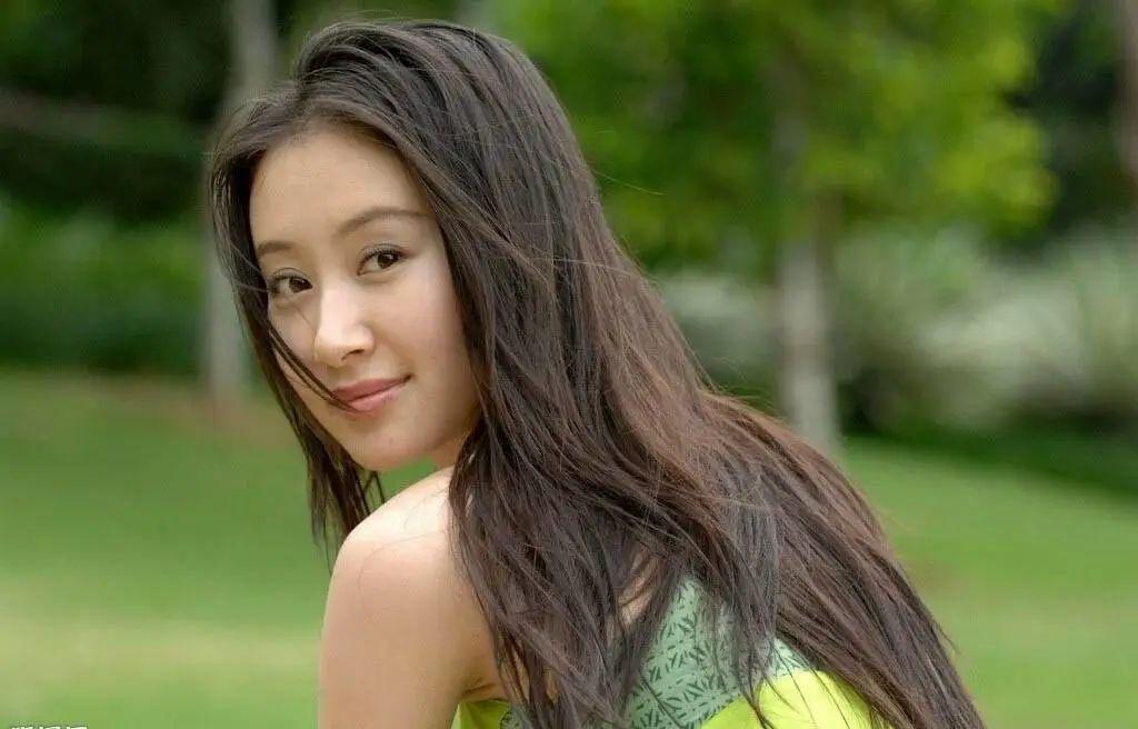 童年女神嫁富豪，脸肿成发面馒头