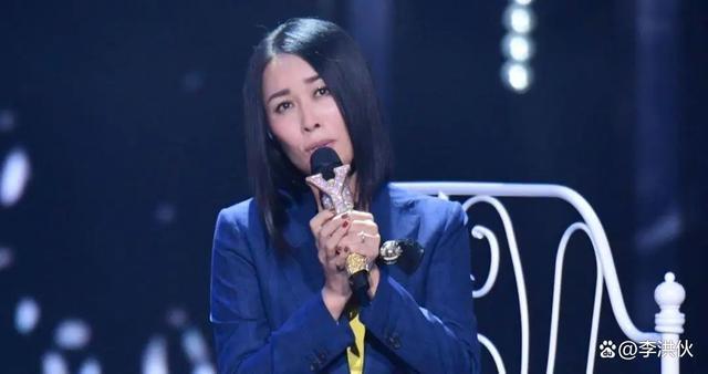 连续风波后，那英上综艺全程自嗨，再大风浪也挡不住姐挣钱