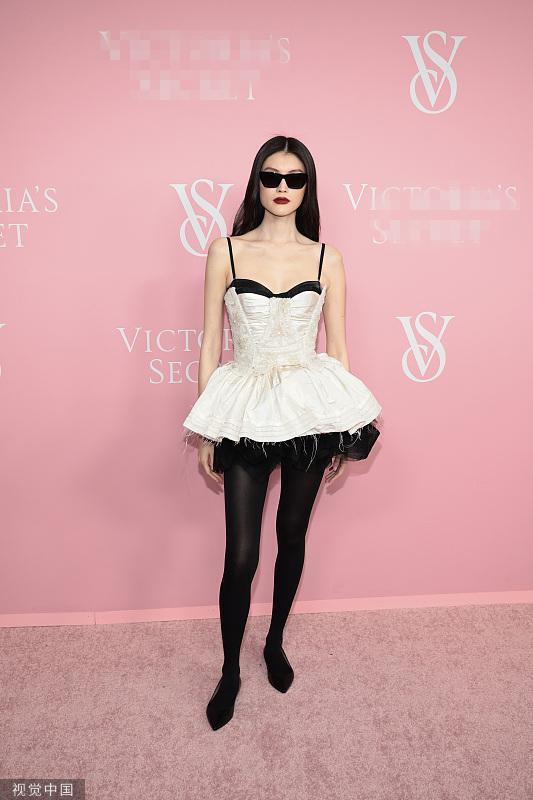 谷爱凌何穗易梦玲等亮相维秘红毯 秀性感身材火辣迷人