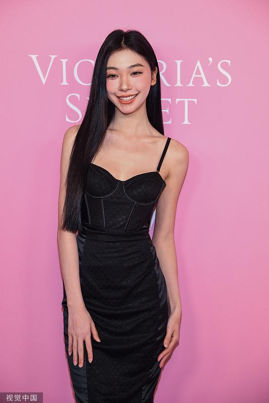 谷爱凌何穗易梦玲等亮相维秘红毯 秀性感身材火辣迷人