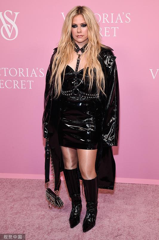 谷爱凌何穗易梦玲等亮相维秘红毯 秀性感身材火辣迷人