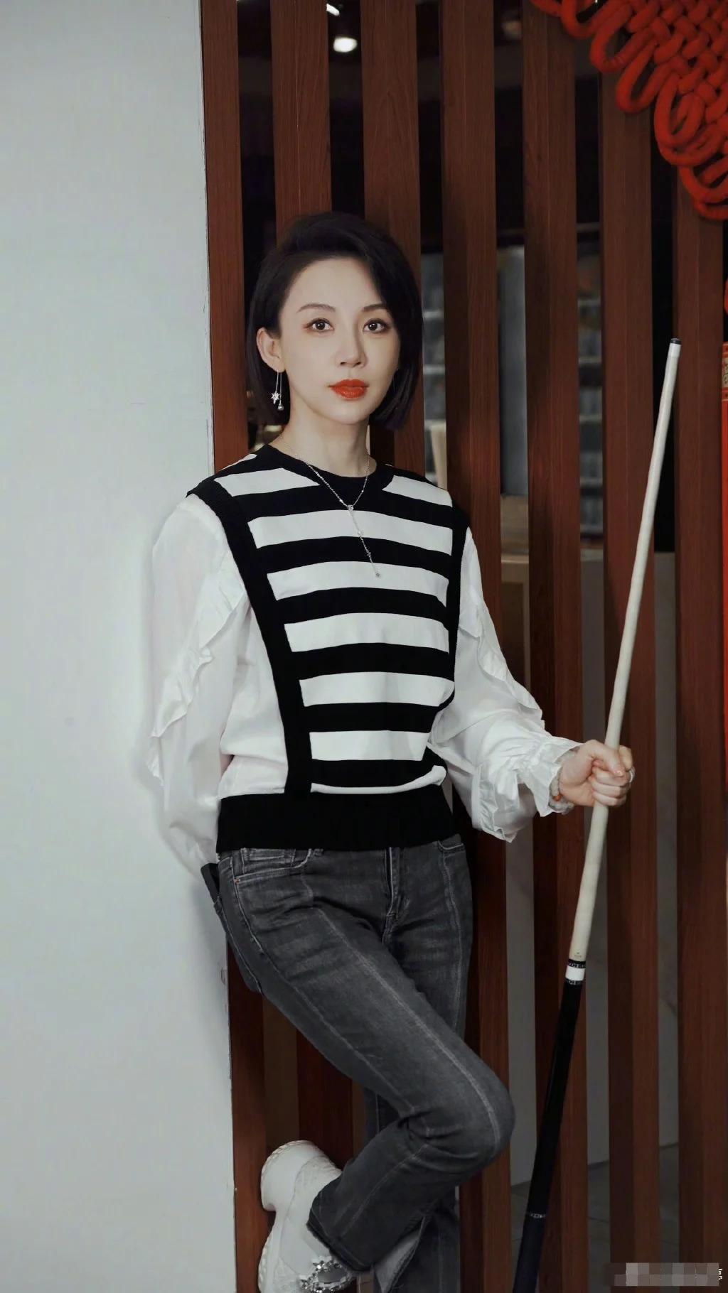 曝九球天后潘晓婷恋爱瓜 与一男子吃饭同回家