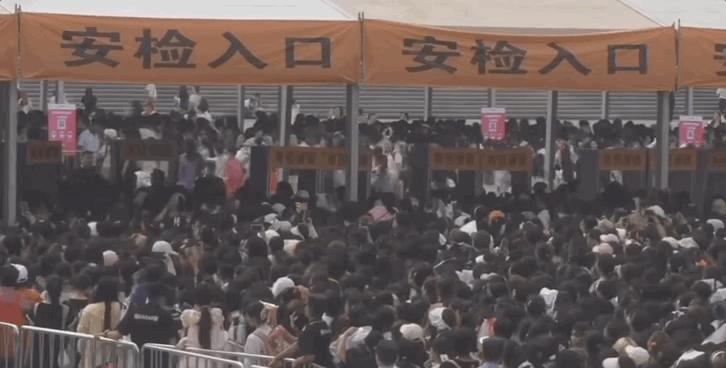 十岁男孩走上命运角斗场：揭秘TFBOYS成名前的那几年