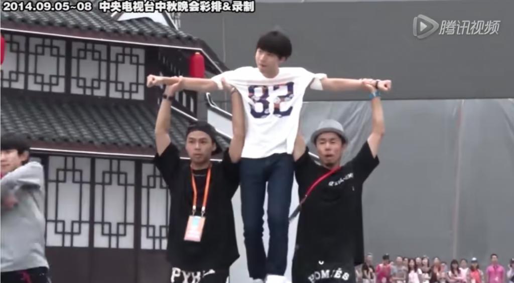 十岁男孩走上命运角斗场：揭秘TFBOYS成名前的那几年